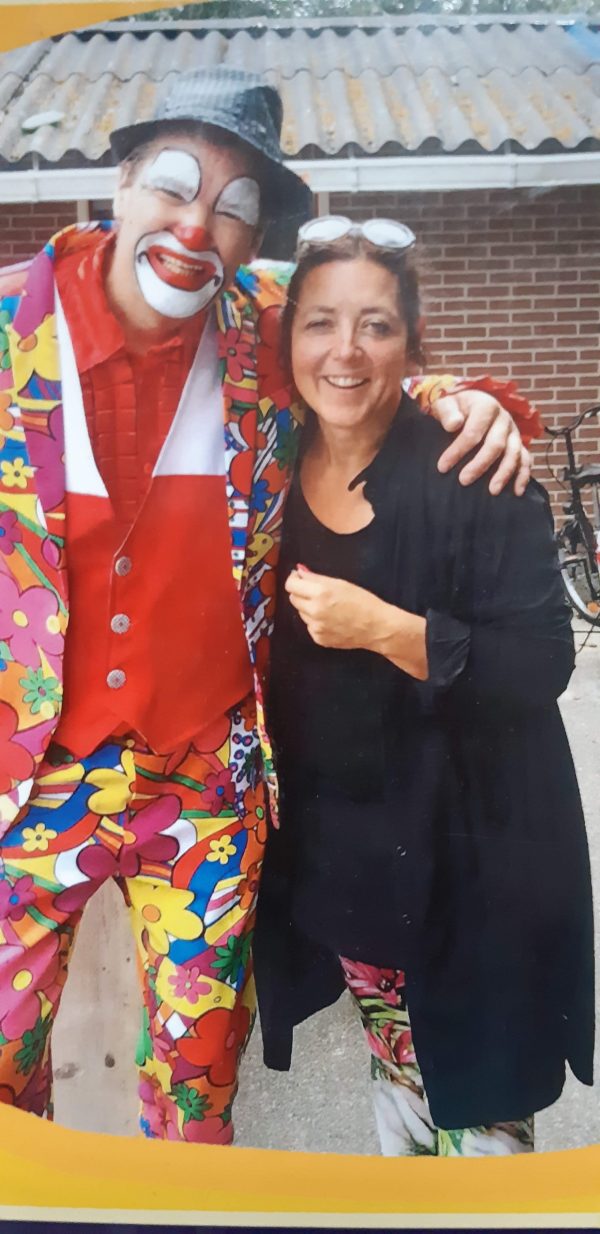 Clown Marco op foto met fan