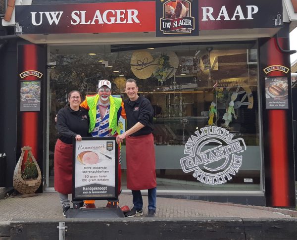 Clown Marco met Friese vlag gilet bij slagerij Raap