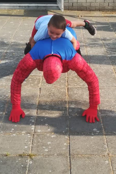 Clown Marco als Spiderman met jongen